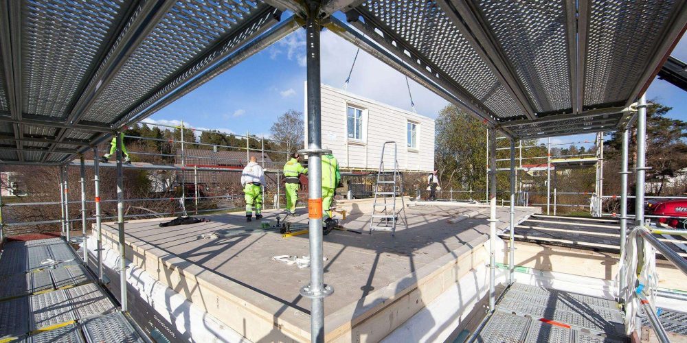 Elementmontage i flerbostadshus pågår våning för våning.